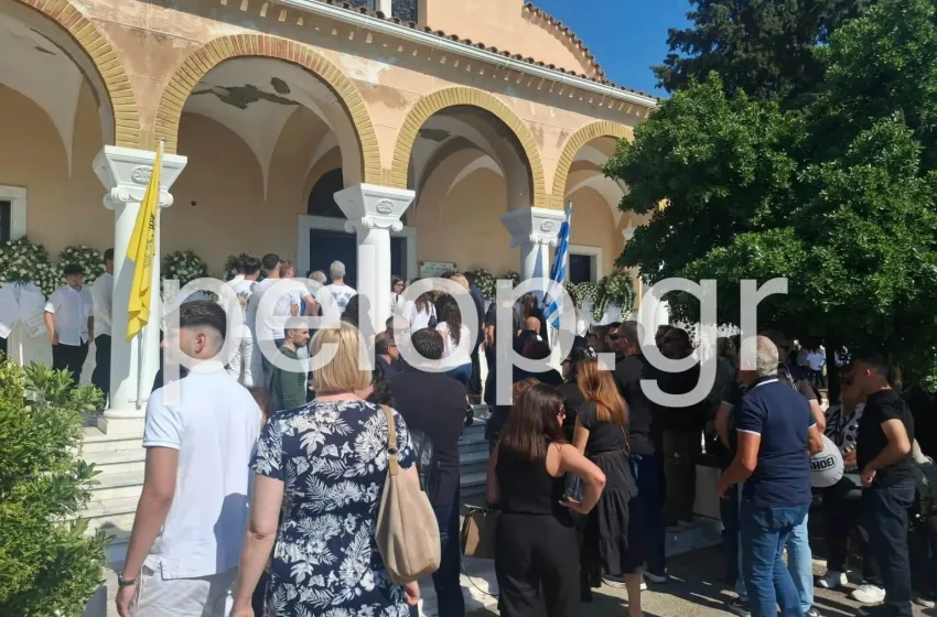  Πάτρα: Σπαραγμός στην κηδεία πατέρα και γιου που σκοτώθηκαν σε τροχαίο (εικόνες)