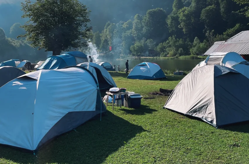   Διακοπές: Το camping επιλέγουν όλο και περισσότεροι  Έλληνες σύμφωνα με το Skroutz