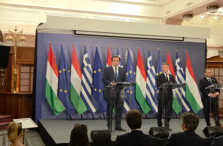  Πιερρακάκης από Βουδαπέστη: Στηρίζουμε τη φιλόδοξη προσπάθεια της Ουγγαρίας να ενταχθεί στη ζώνη του ευρώ