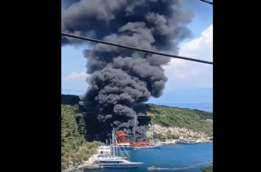  Παξοί: Συγκλονιστικά βίντεο-Καπετάνιος έσωσε 4 τουρίστες από φλεγόμενο καταμαράν και βούτηξε στη θάλασσα