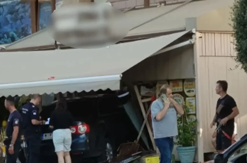  Θεσσαλονίκη: Αυτοκίνητο εισέβαλε σε παντοπωλείο στους Νέους Επιβάτες- Δυο τραυματίες