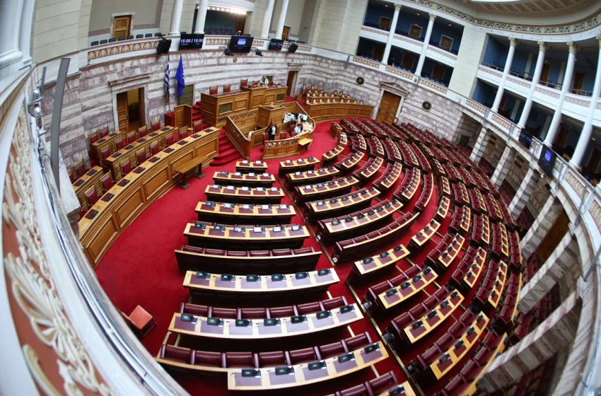  Βουλή: Ψηφίζεται το ευρωπαϊκό Σύμφωνο για τη μετανάστευση-Τι προβλέπει, οι θέσεις των κομμάτων
