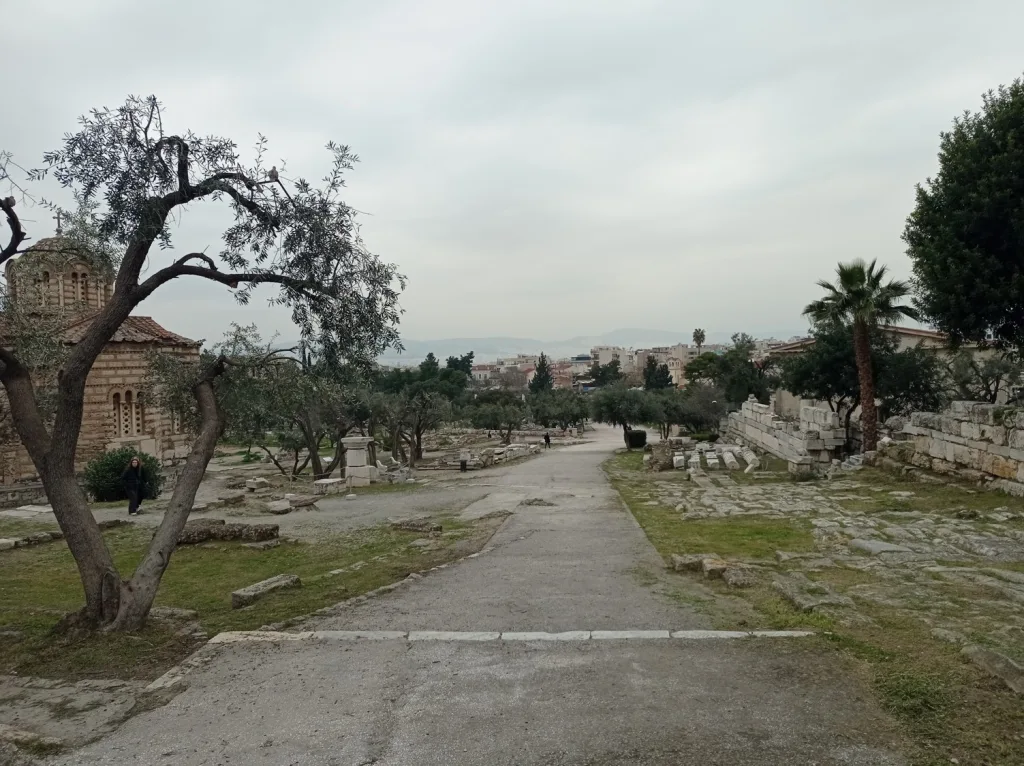 Η σχέση της σημερινής διαδρομής με τα κατάλοιπα του Νοτιοανατολικού Ναού και του λιθόστρωτου της Οδού Παναθηναίων