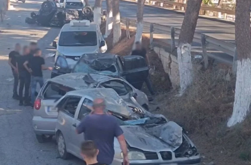  Σοκαριστικές εικόνες από το τροχαίο στην Κρήτη- ΙΧ σε ξέφρενη πορεία παράσυρε και διέλυσε σταθμευμένα οχήματα