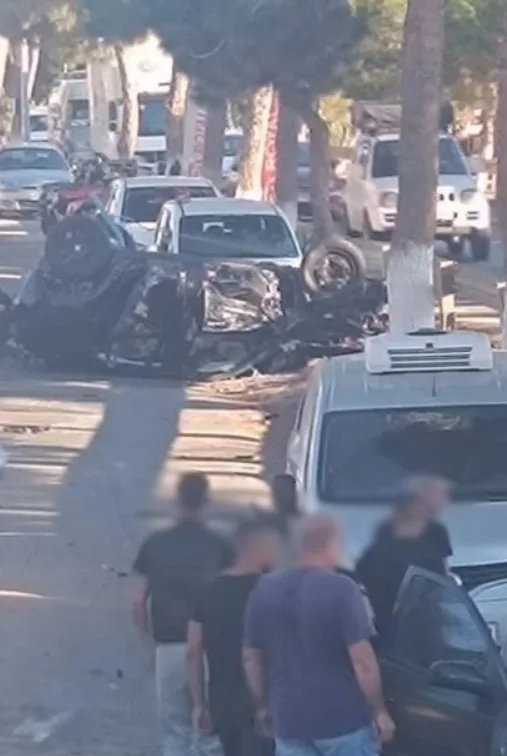 Σοκαριστικές εικόνες από το τροχαίο στην Κρήτη- ΙΧ σε ξέφρενη πορεία παράσυρε και διέλυσε σταθμευμένα οχήματα 4 2 4