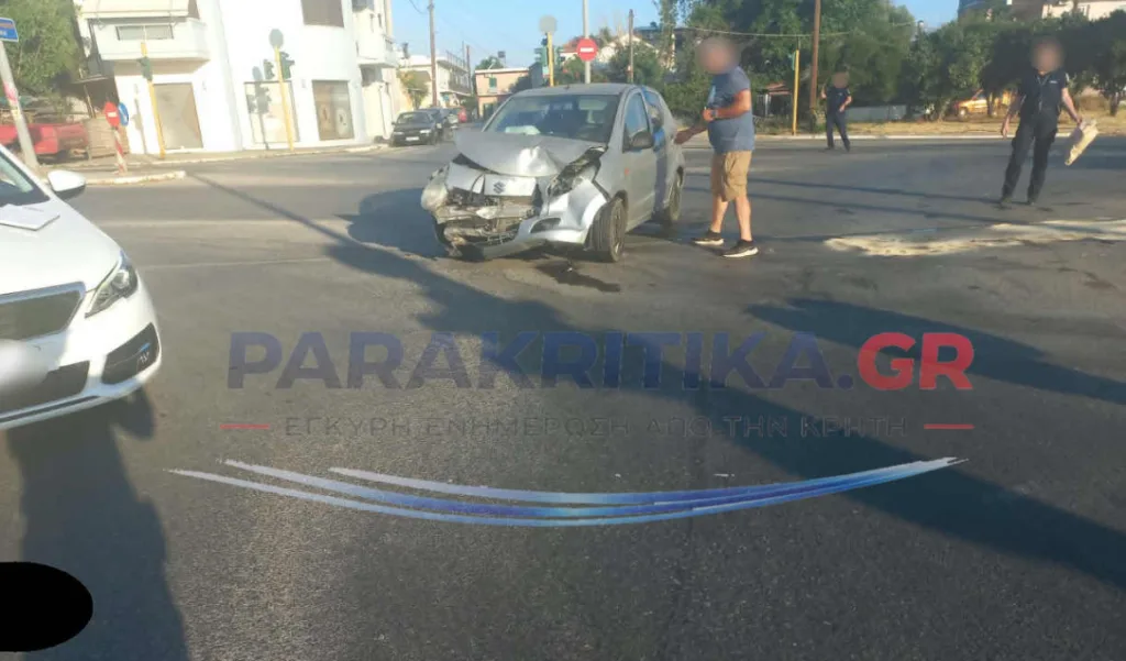 Εικόνες σοκ: Σφοδρή σύγκρουση ασθενοφόρου με ΙΧ-Νεκρός από ανακοπή ασθενής, τραυματίες τα μέλη του ΕΚΑΒ 6 4 2