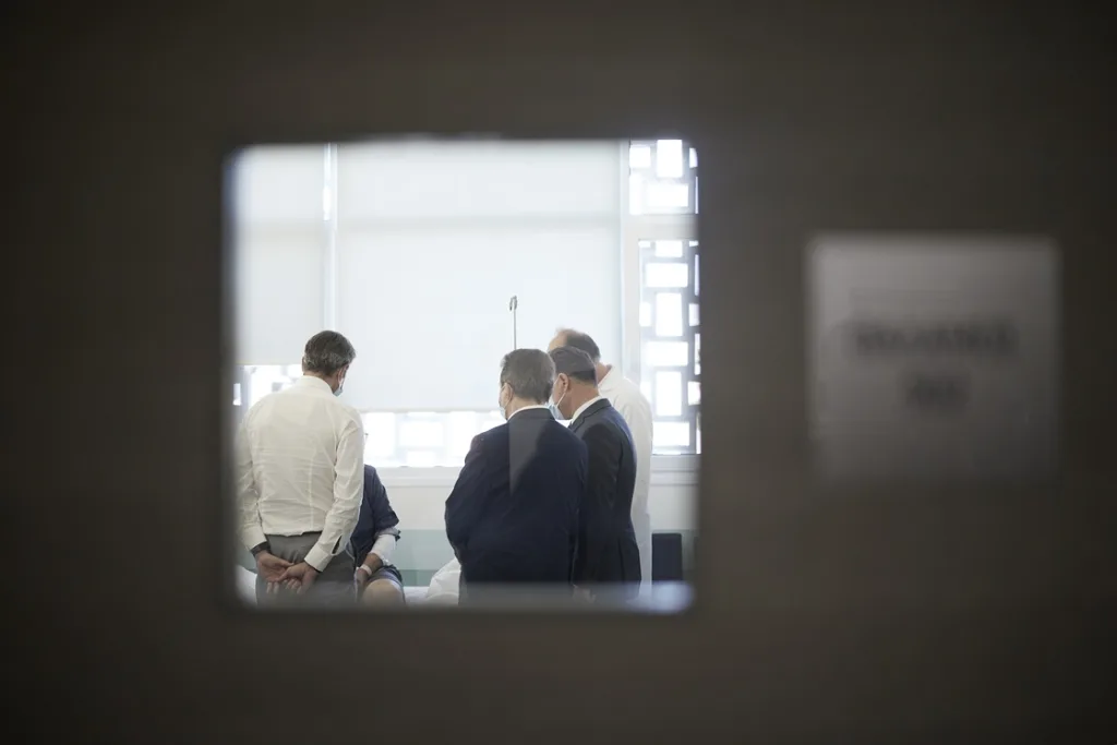 Ο Μητσοτάκης επισκέφθηκε τους τραυματίες της εμπρηστικής επίθεσης-"Οι δράστες θα αντιμετωπιστούν ως κοινοί εγκληματίες" 2 7017231