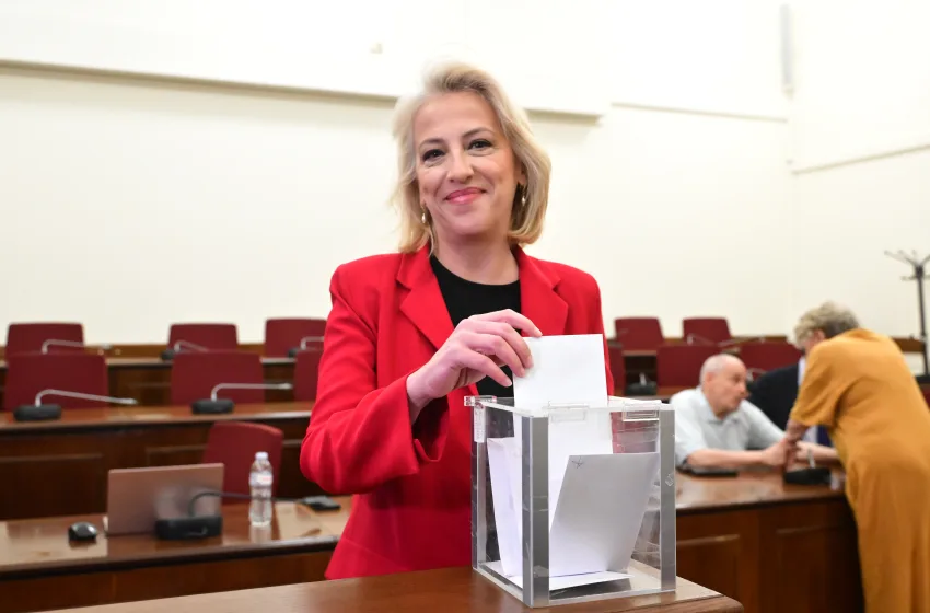  ΣΥΡΙΖΑ: Η Δούρου νέα πρόεδρος της ΚΟ- Έλαβε 7 από τις 8 ψήφους