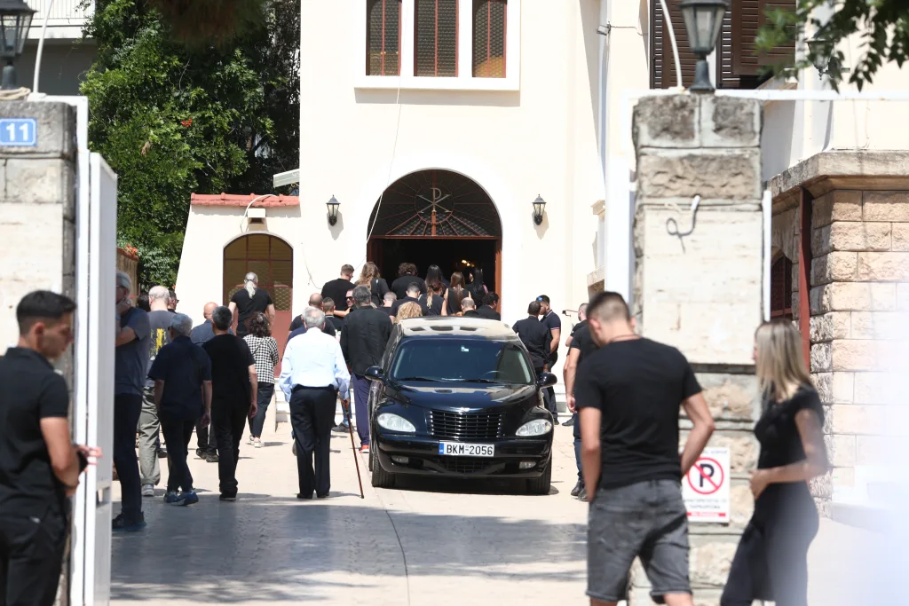 Συγκίνηση στο τελευταίο αντίο του Λορέντζο Καριέρε (εικόνες) 13 7034547