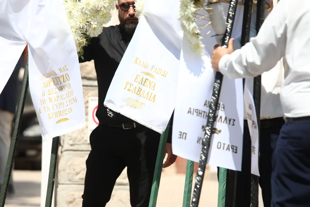 Συγκίνηση στο τελευταίο αντίο του Λορέντζο Καριέρε (εικόνες) 12 7034568 1