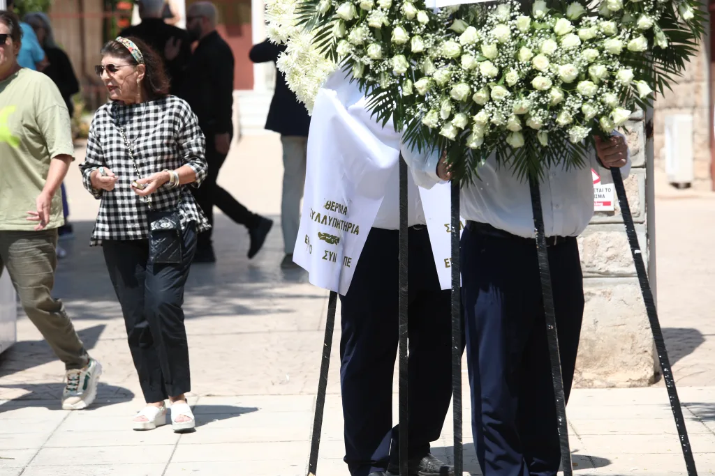 Συγκίνηση στο τελευταίο αντίο του Λορέντζο Καριέρε (εικόνες) 11 7034570