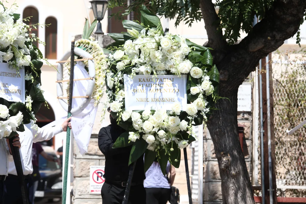 Συγκίνηση στο τελευταίο αντίο του Λορέντζο Καριέρε (εικόνες) 15 7034573