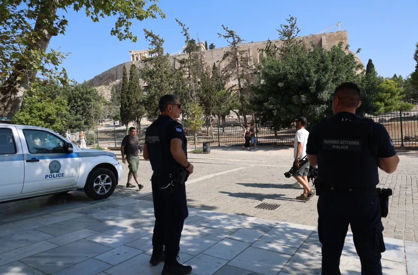  Επίθεση στην Ακρόπολη: Με ποινικό παρελθόν ο δράστης- Στο ΚΑΤ ο 53χρονος τουρίστας- Δραματικές μαρτυρίες