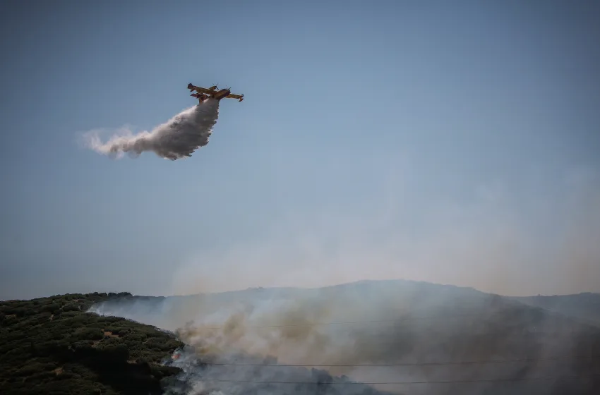 Φωτιά στη Γαλάτιστα Χαλκιδικής, σηκώθηκαν 5 εναέρια μέσα