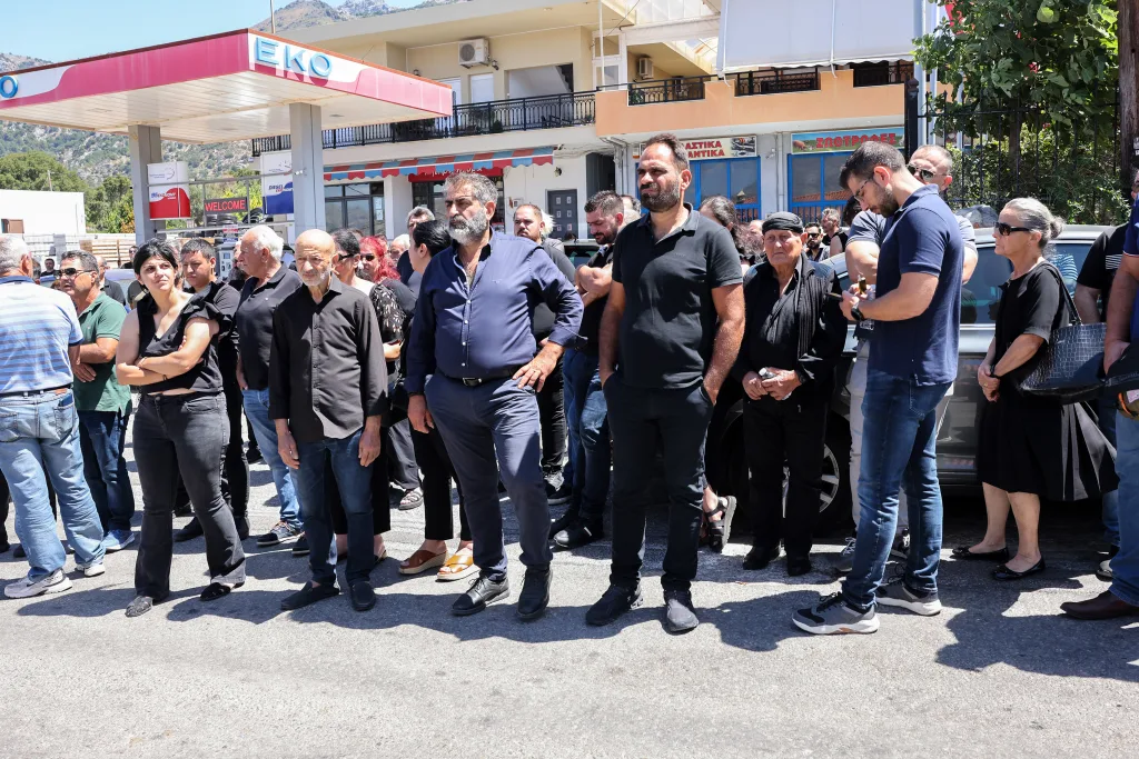 Ρέθυμνο: Θρήνος στην κηδεία του 25χρονου πυροσβέστη Παντελή Διαμαντάκη (εικόνες) 18 7046087