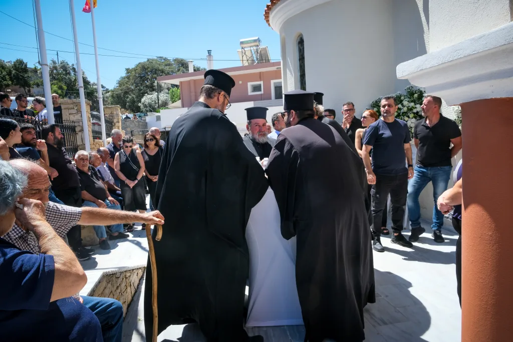 Ρέθυμνο: Θρήνος στην κηδεία του 25χρονου πυροσβέστη Παντελή Διαμαντάκη (εικόνες) 19 7046109