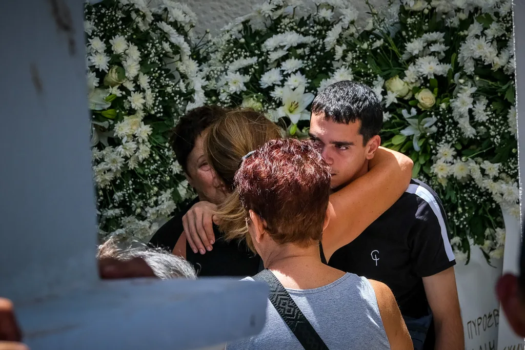 Ρέθυμνο: Θρήνος στην κηδεία του 25χρονου πυροσβέστη Παντελή Διαμαντάκη (εικόνες) 15 7046192