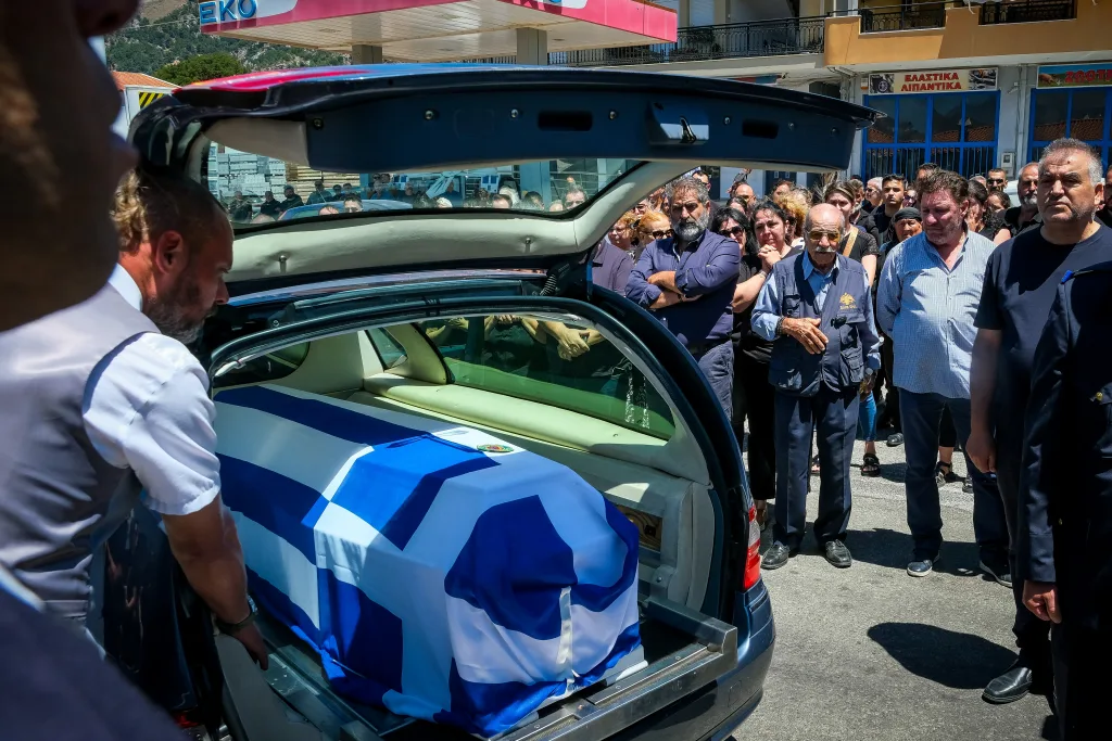 Ρέθυμνο: Θρήνος στην κηδεία του 25χρονου πυροσβέστη Παντελή Διαμαντάκη (εικόνες) 13 7046247