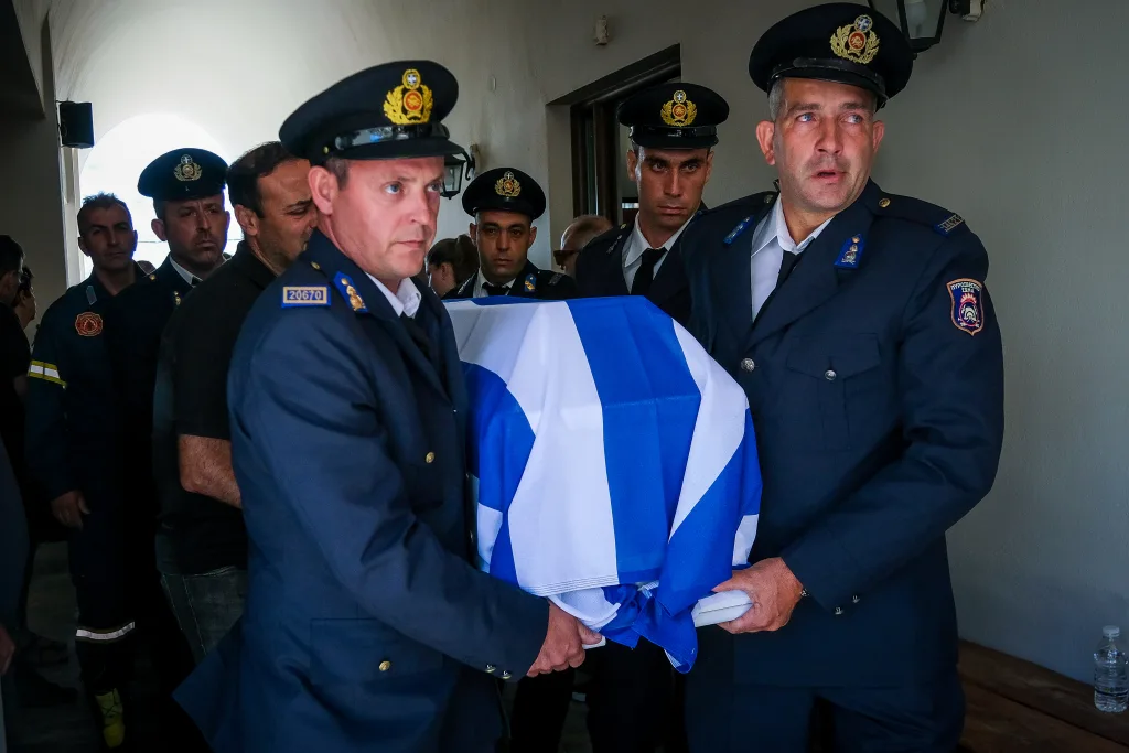 Ρέθυμνο: Θρήνος στην κηδεία του 25χρονου πυροσβέστη Παντελή Διαμαντάκη (εικόνες) 14 7046261