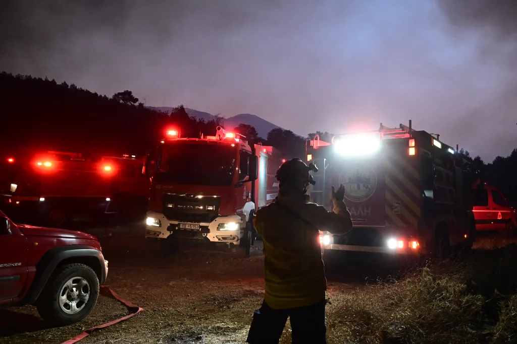 Σκηνικό κόλασης στη Βοιωτία -Οι φλόγες κοντά στο Πόρτο Γερμενό - Δίωξη σε στέλεχος του ΔΕΔΔΗΕ- Αρνείται τις κατηγορίες 6 PYRKAGIA PORTO GERMENO