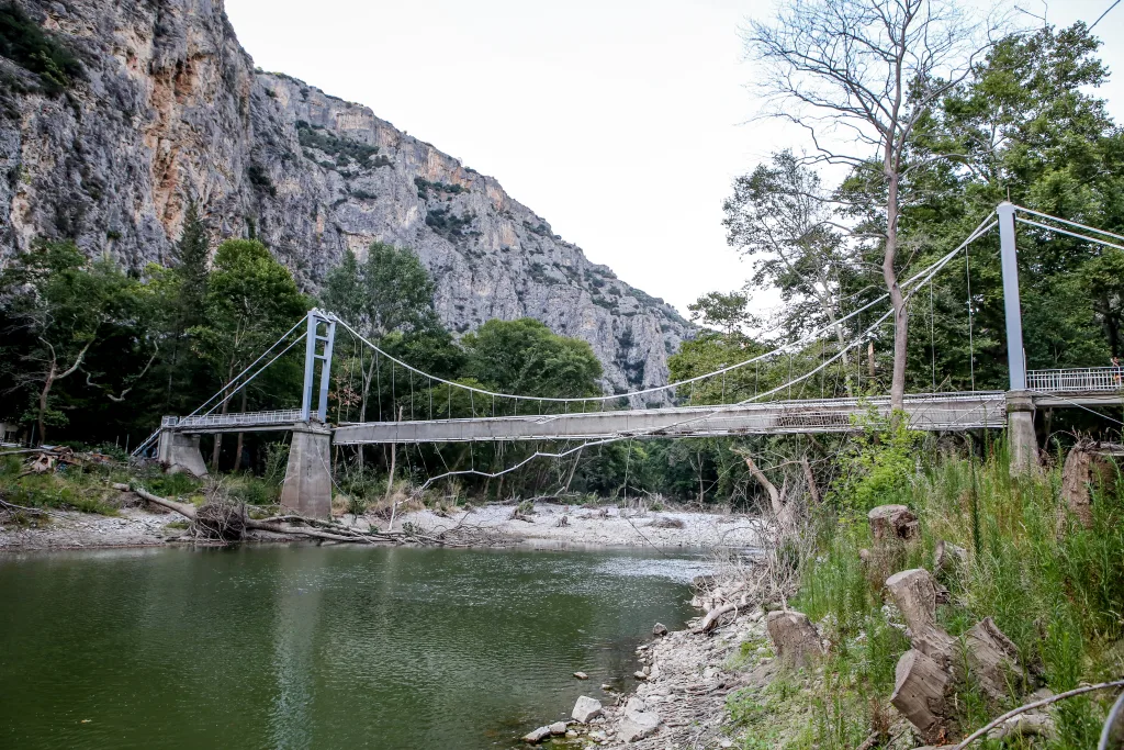Το δίλημμα των αγροτών των Τεμπών: Να περάσουν την κατεστραμμένη γέφυρα ή όχι 2 agia paraskeyi tempi