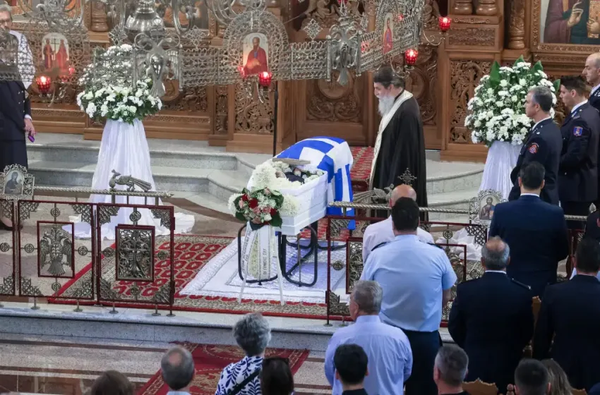  Αγρίνιο: Θρήνος στην κηδεία του πυροσβέστη που πέθανε στο Γύθειο-Με τιμές ήρωα το τελευταίο αντίο