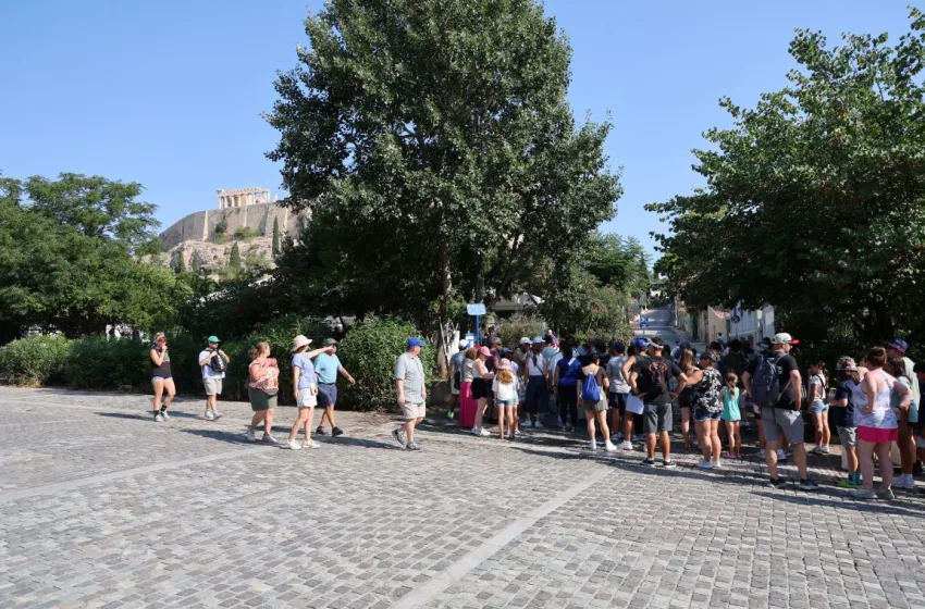  Ακρόπολη: “Ο σύζυγός της ακινητοποίησε τον δράστη”- Πώς έγινε η επίθεση με μαχαίρι στους τουρίστες