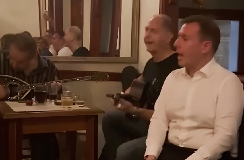  Ο Παναγιώτης Δουδωνής τραγούδησε σε ταβέρνα την “Παράξενη Κοπέλα” (vid)