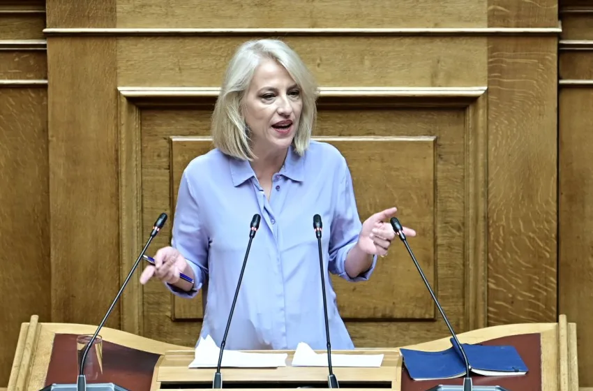  Δούρου σε Μητσοτάκη: Η επέτειος αποκατάστασης της Δημοκρατίας δεν μπορεί να συνυπάρχει με νοσταλγούς της χούντας