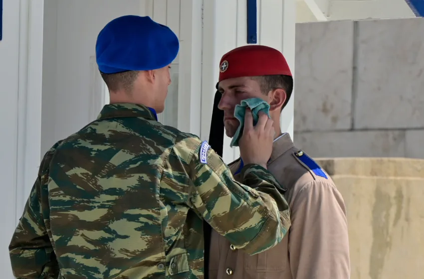 Συγκλονιστικές εικόνες με τους ακίνητους Εύζωνες εν μέσω καύσωνα