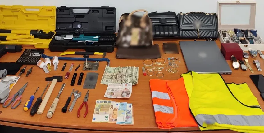  Βούλα: Έκαναν τους τεχνικούς με  γιλέκα σε πολυκατοικίες και έκλεβαν διαμερίσματα