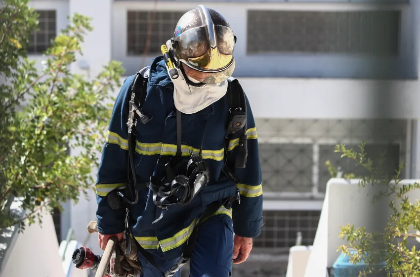  Φωτιά ξέσπασε σε δασική περιοχή των Σπάτων – Μήνυμα από το 112 στους κατοίκους