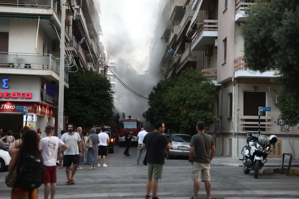 Πειραιάς: Εικόνες και βίντεο από τη φωτιά σε διαμέρισμα 6 fotia peiraias