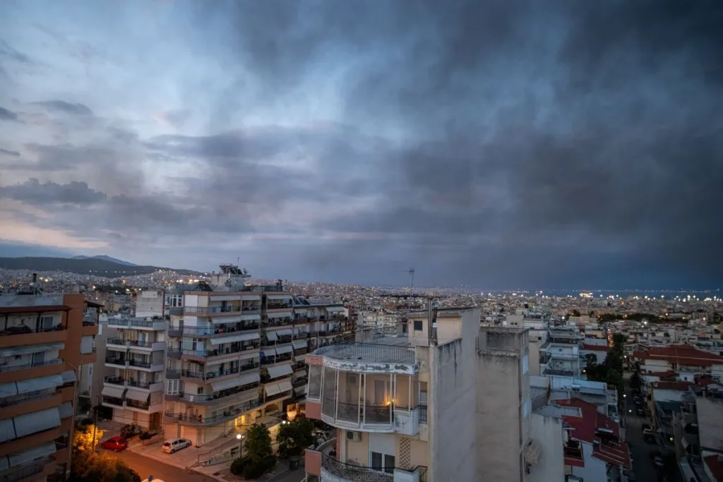 Τοξικό νέφος σκέπασε τη Θεσσαλονίκη - Συνελήφθη 76χρονος 2 image 2