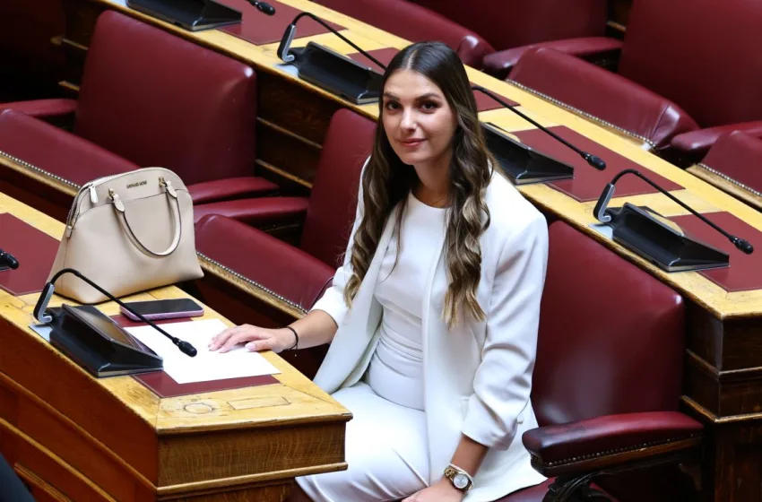  ΣΥΡΙΖΑ: Ορκίστηκε στη θέση του Καραμέρου η Μυρτώ Κοροβέση και ανεξαρτητοποιείται