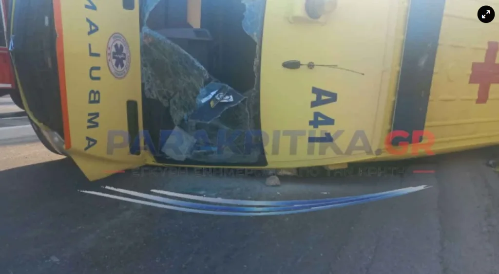 Εικόνες σοκ: Σφοδρή σύγκρουση ασθενοφόρου με ΙΧ-Νεκρός από ανακοπή ασθενής, τραυματίες τα μέλη του ΕΚΑΒ 5 kriti asthenoforo 1