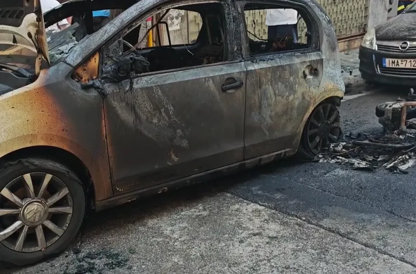  Κυψέλη: Αυτοκίνητο κάηκε ολοσχερώς μετά από έκρηξη ηλεκτρικού σκούτερ