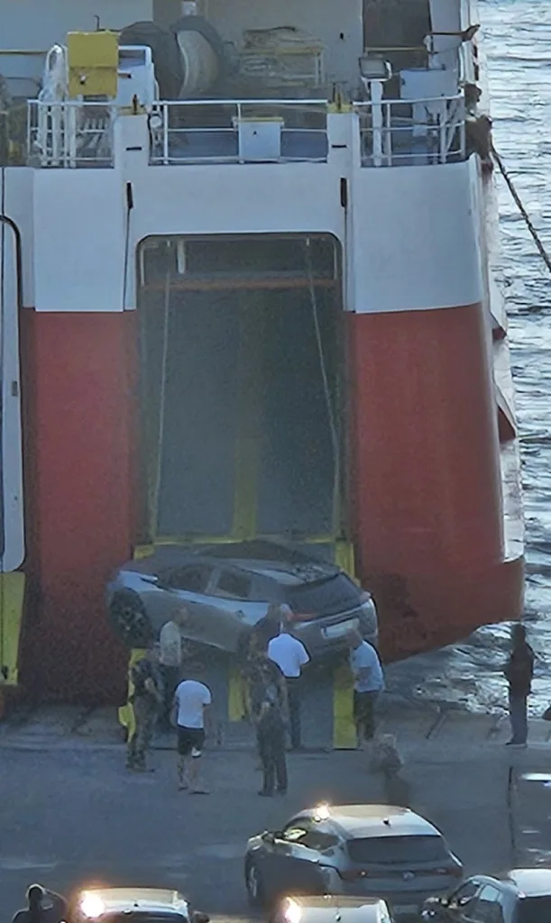 Ραφήνα:Αυτοκίνητο σφήνωσε στον καταπέλτη την ώρα που έβγαινε από το πλοίο 2 limani rafina autokinito