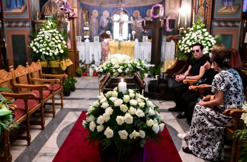  Μαίρη Λίντα: Το τελευταίο “αντίο” στη μεγάλη κυρία του ελληνικού τραγουδιού