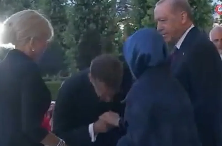  Viral η αμήχανη στιγμή με Μακρόν και Εμινέ Ερντογάν-Το χειροφίλημα που δεν έγινε ποτέ