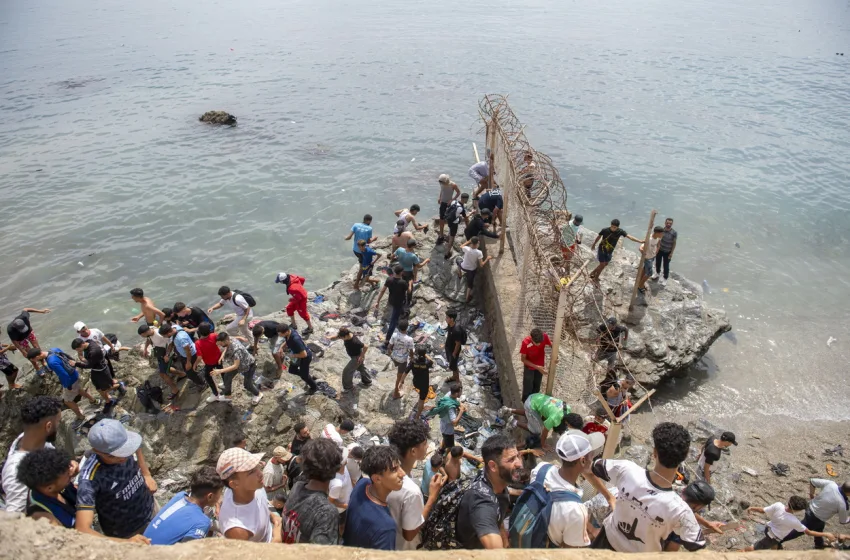  Μεταναστευτική κρίση στη Θέουτα – 57 νεκροί – Κλείνει πύλες η Ιταλία
