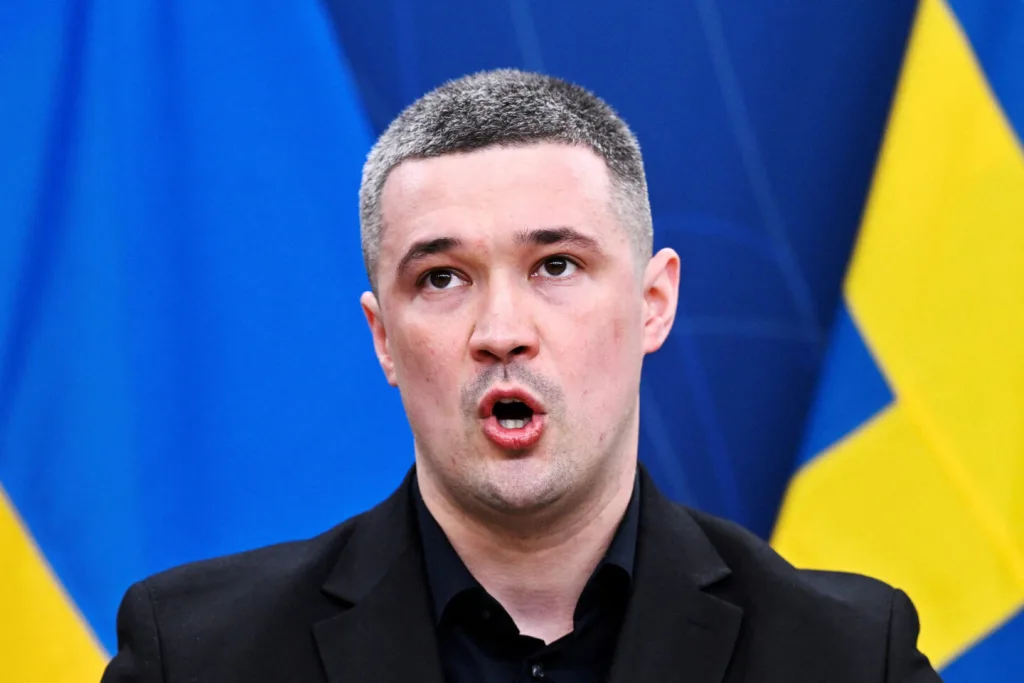 oukrania ypourgos amynas paraitisi