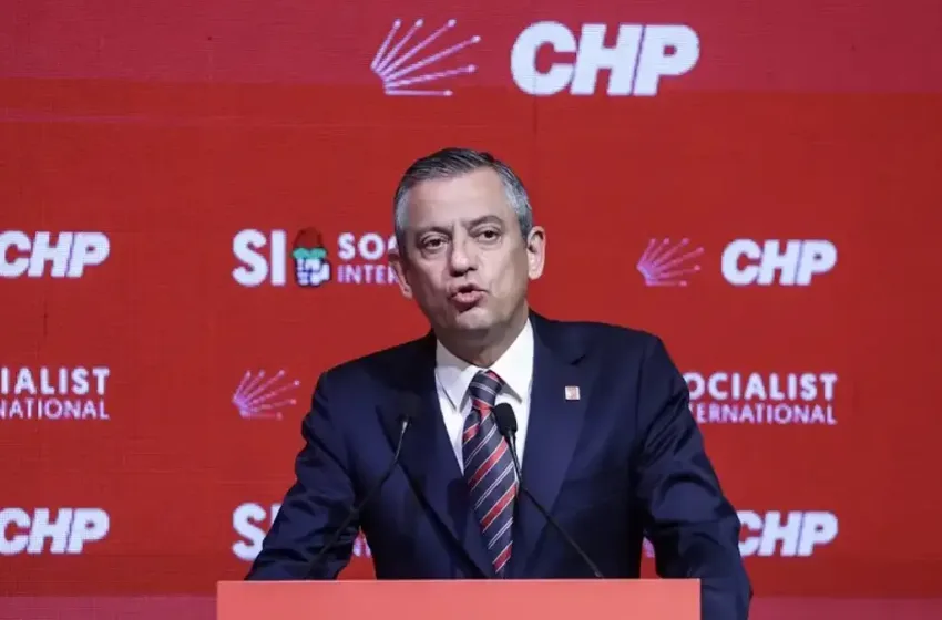  Ο Οζέλ εγκαταλείπει το CHP, ιδρύει νέο κόμμα και παίρνει μαζί του 91 βουλευτές