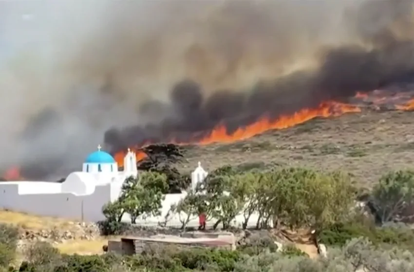  Μαίνεται η φωτιά στην Πάρο: Μηνύματα του 112 για εκκένωση περιοχών-Φόβοι για ενίσχυση των ανέμων