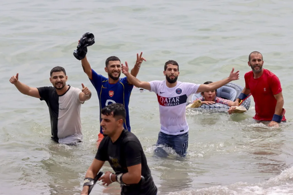 Χιλιάδες μετανάστες περνούν από το Μαρόκο στην Ισπανία - Στρατό στέλνουν οι Ισπανοί - 9 νεκροί 2 spain2