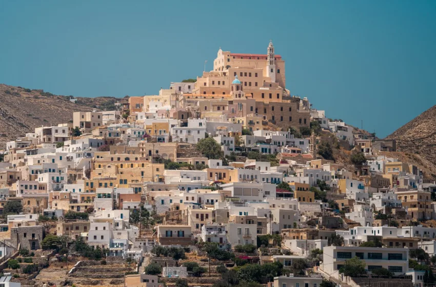  Σοκ στην Σύρο: Νεκρή νεαρή γυναίκα, βρέθηκε μαχαιρωμένη- Συνελήφθη ένα ζευγάρι