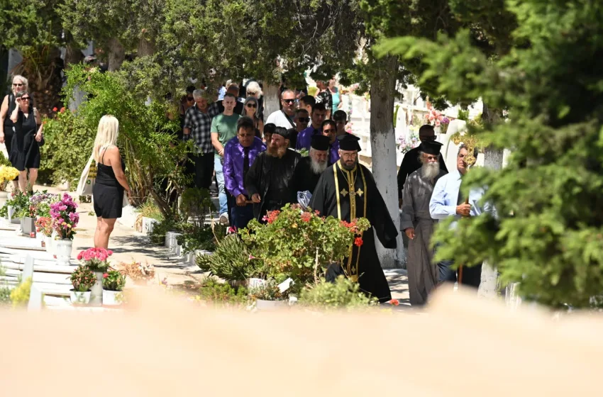  Σύρος: Θρήνος στην κηδεία της 41χρονης διασώστριας του ΕΚΑΒ (εικόνες)