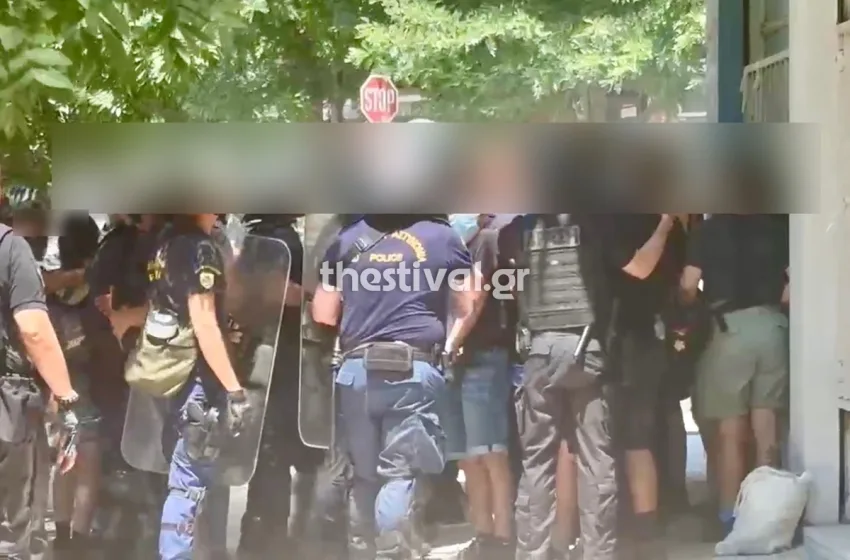  Δολοφονία Νέστορα: Ένταση μετά την προφυλάκιση του 25χρονου- 18 προσαγωγές (vid)