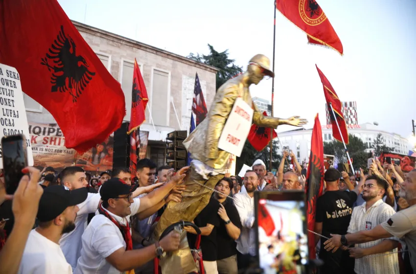  Τίρανα: Η μεγαλύτερη διαδήλωση των “Φλαμίνγκο”- Βίαια επεισόδια