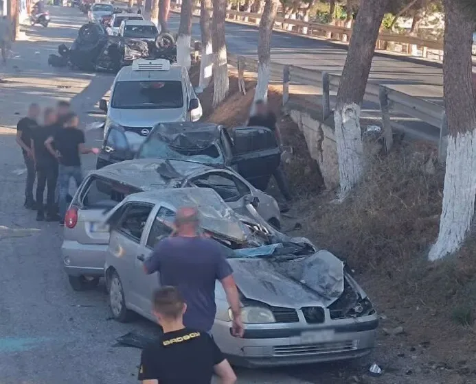  Χερσόνησος: Μεθυσμένος ο οδηγός του ΙΧ που ανετράπη  και διέλυσε σταθμευμένα οχήματα